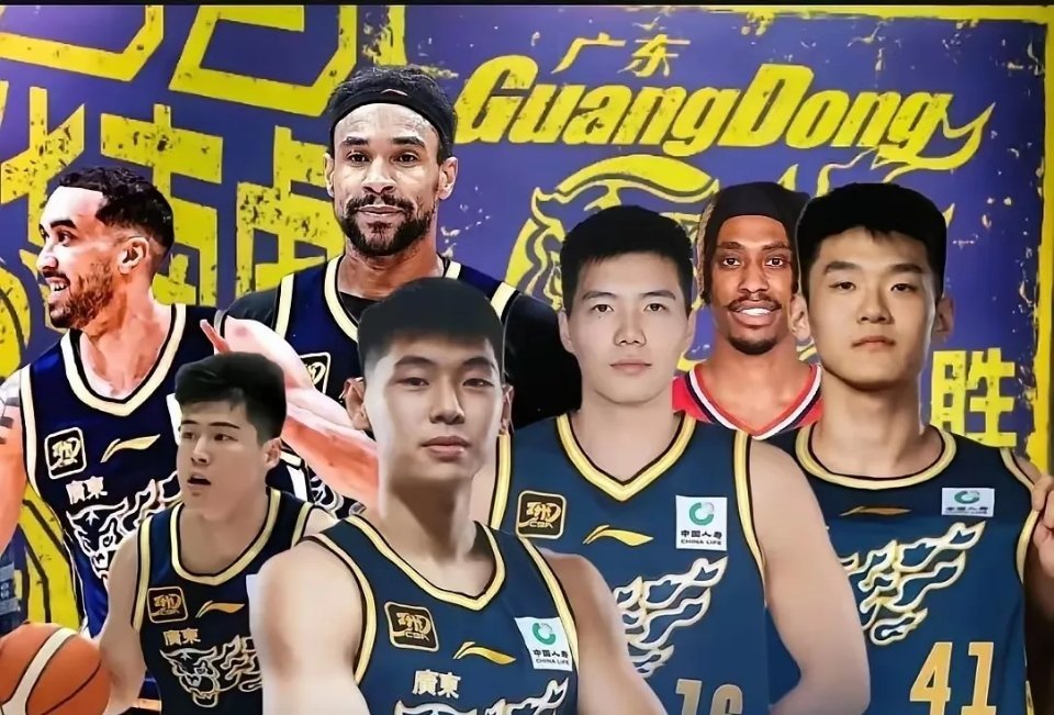 广东男篮新赛季完整阵容如下，继续向总冠军发起冲击。1.后卫线徐杰，胡明轩，张文逸