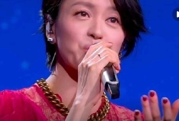 元宵晚会封神！梁咏琪《归程》凭极简舞台唱哭全网2026元宵晚会，梁