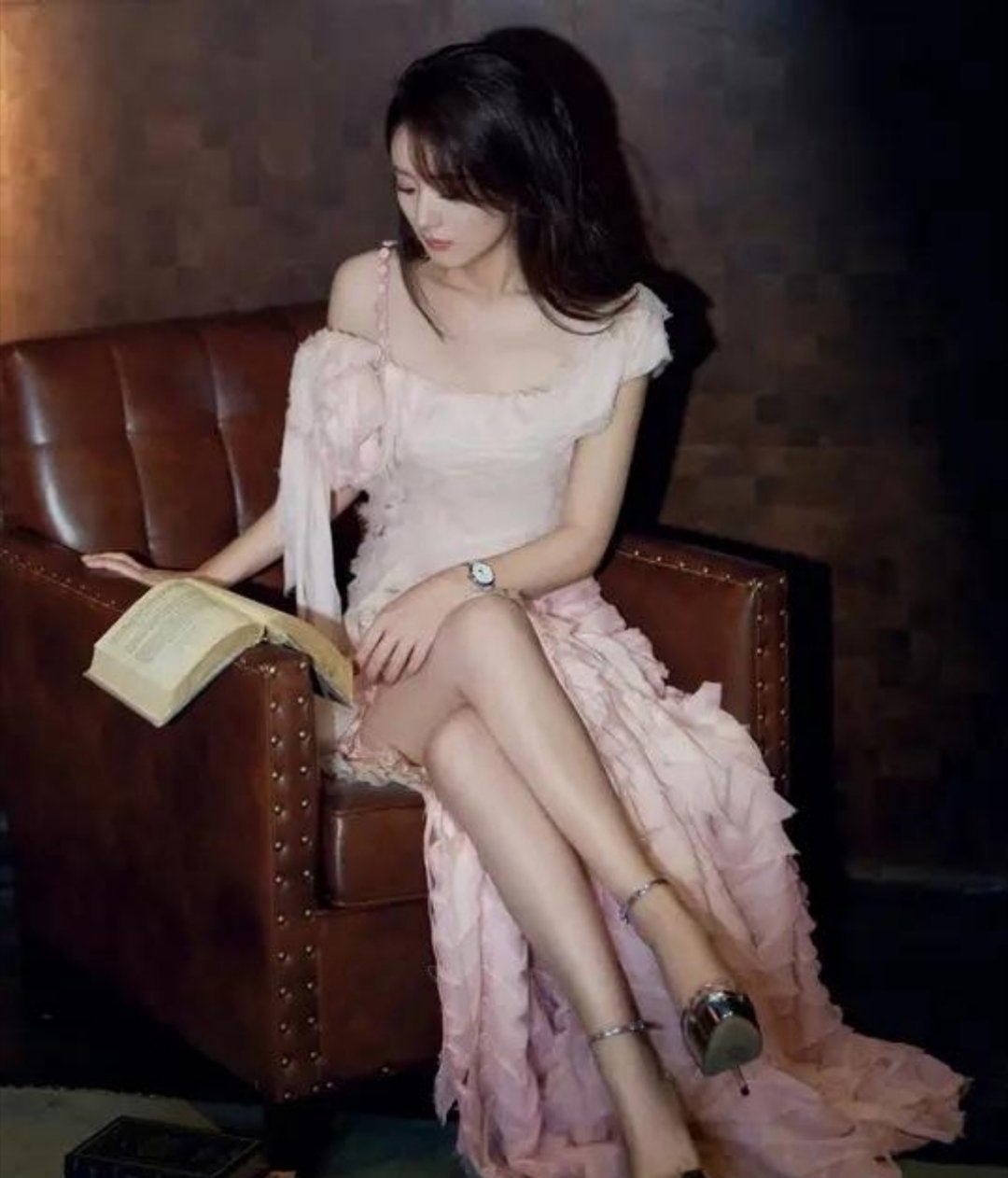 赵丽颖那大长腿，没法说，美到巅峰了！