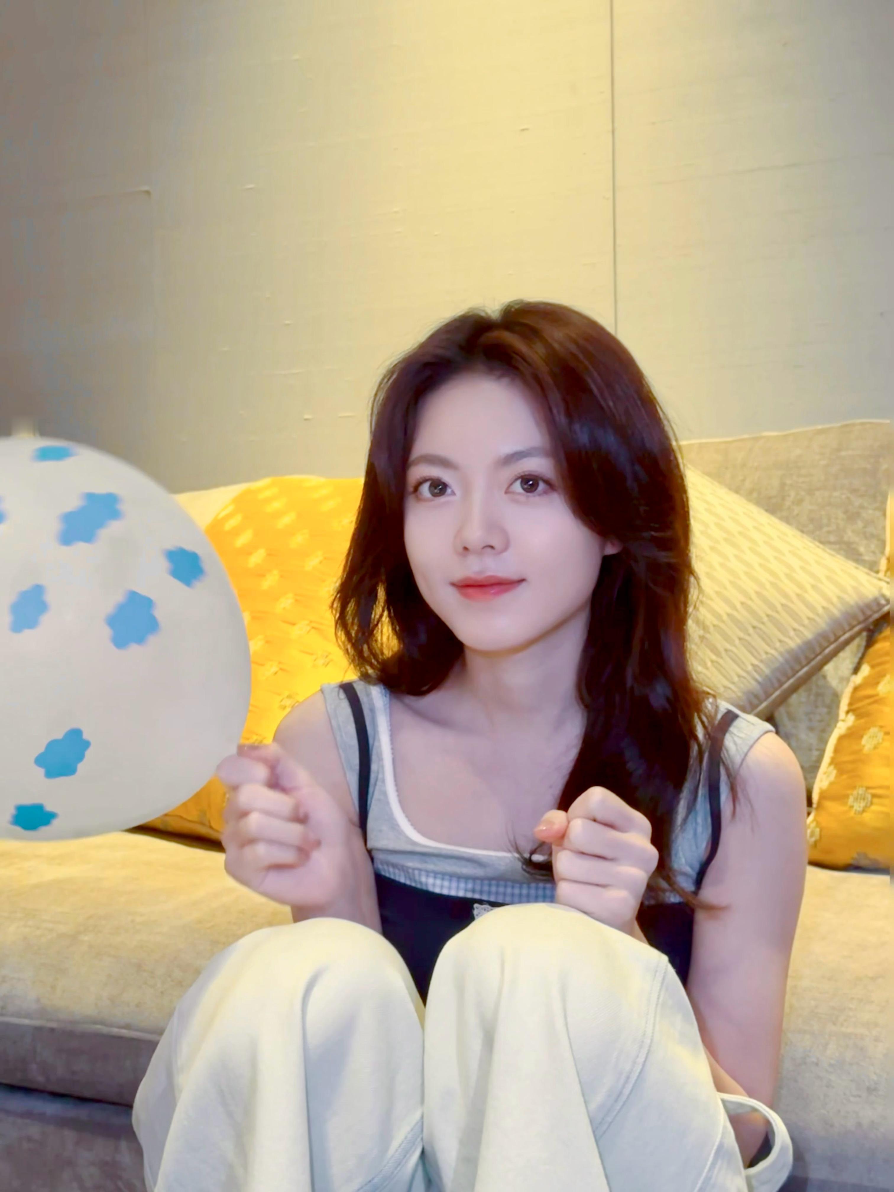 赵今麦机场给粉丝飞吻在复制粘贴的时代，你是手写的诗