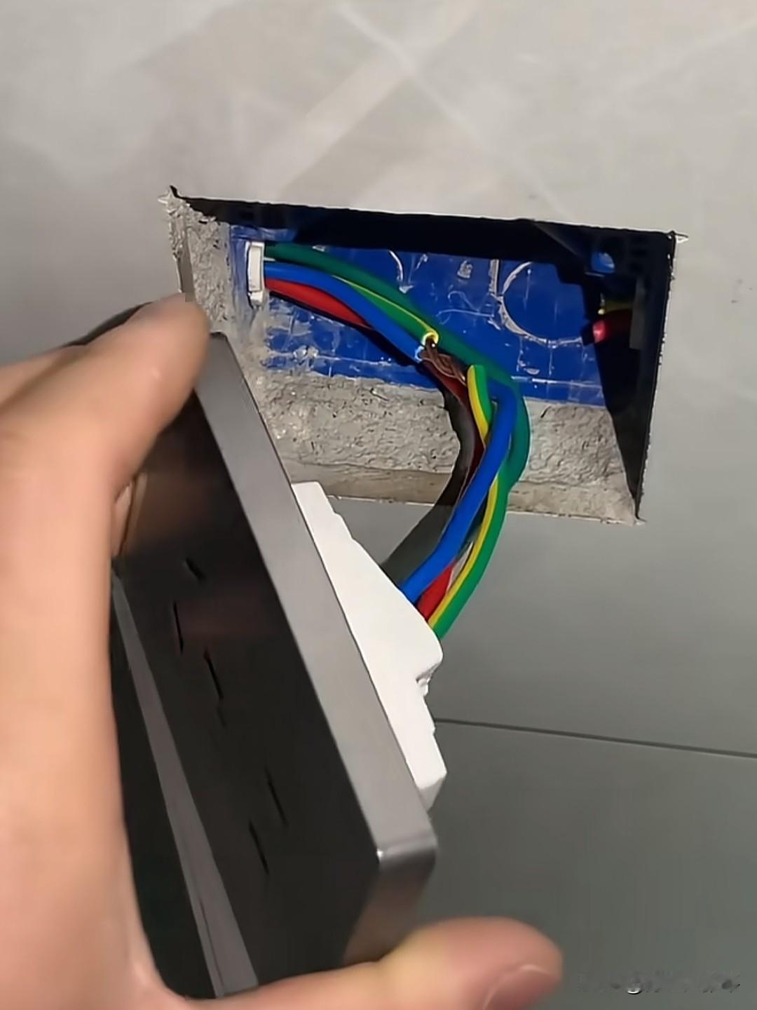 新房装修刚入住，就发现插座没有电。请电工师傅上门维修检查，打开没有电的五孔插座，