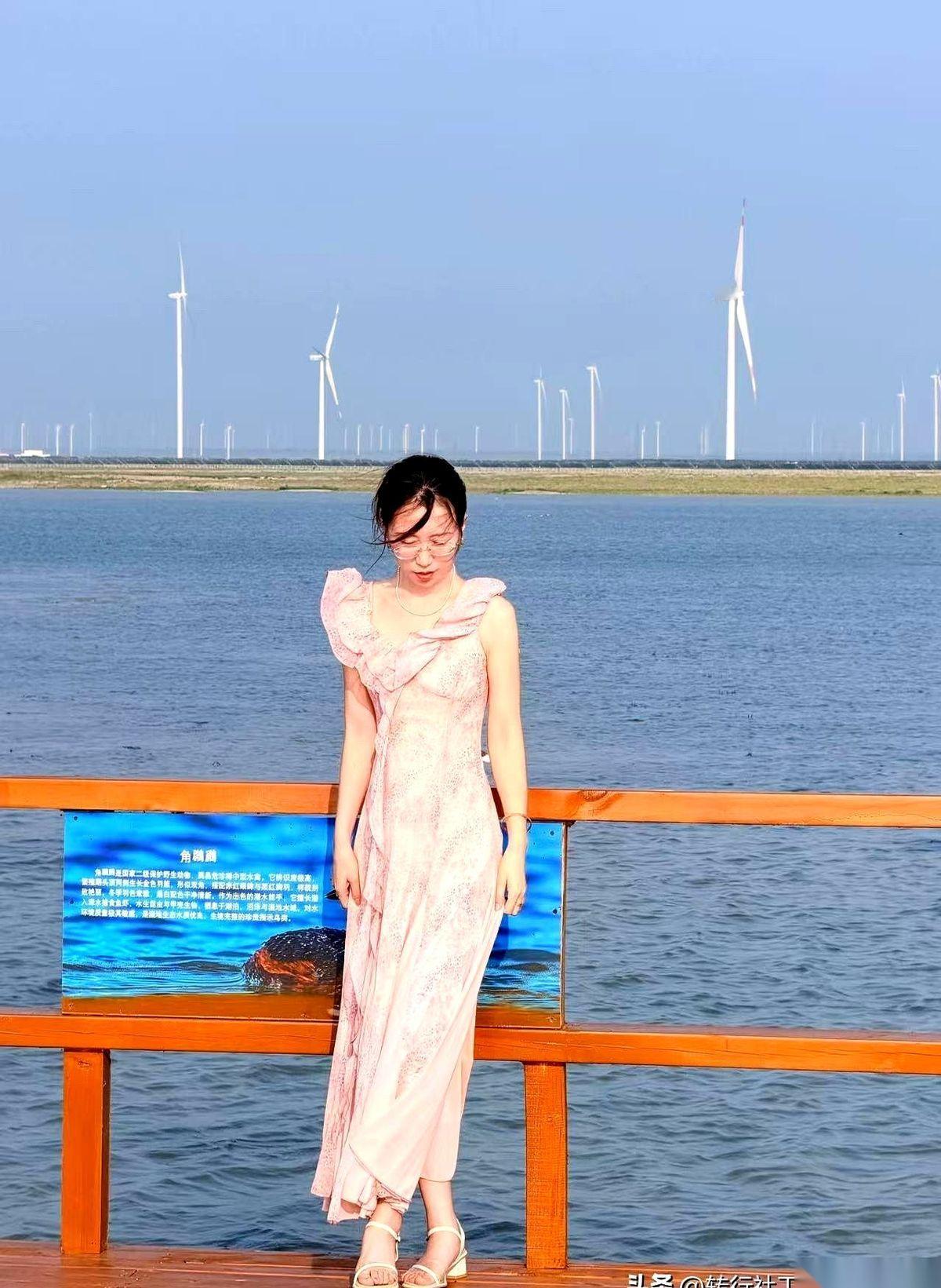 连续三个月，工资卡的入账短信连个标点符号都没弹出来。最近，一个西安社工的网帖戳中了不少基层打工人的软