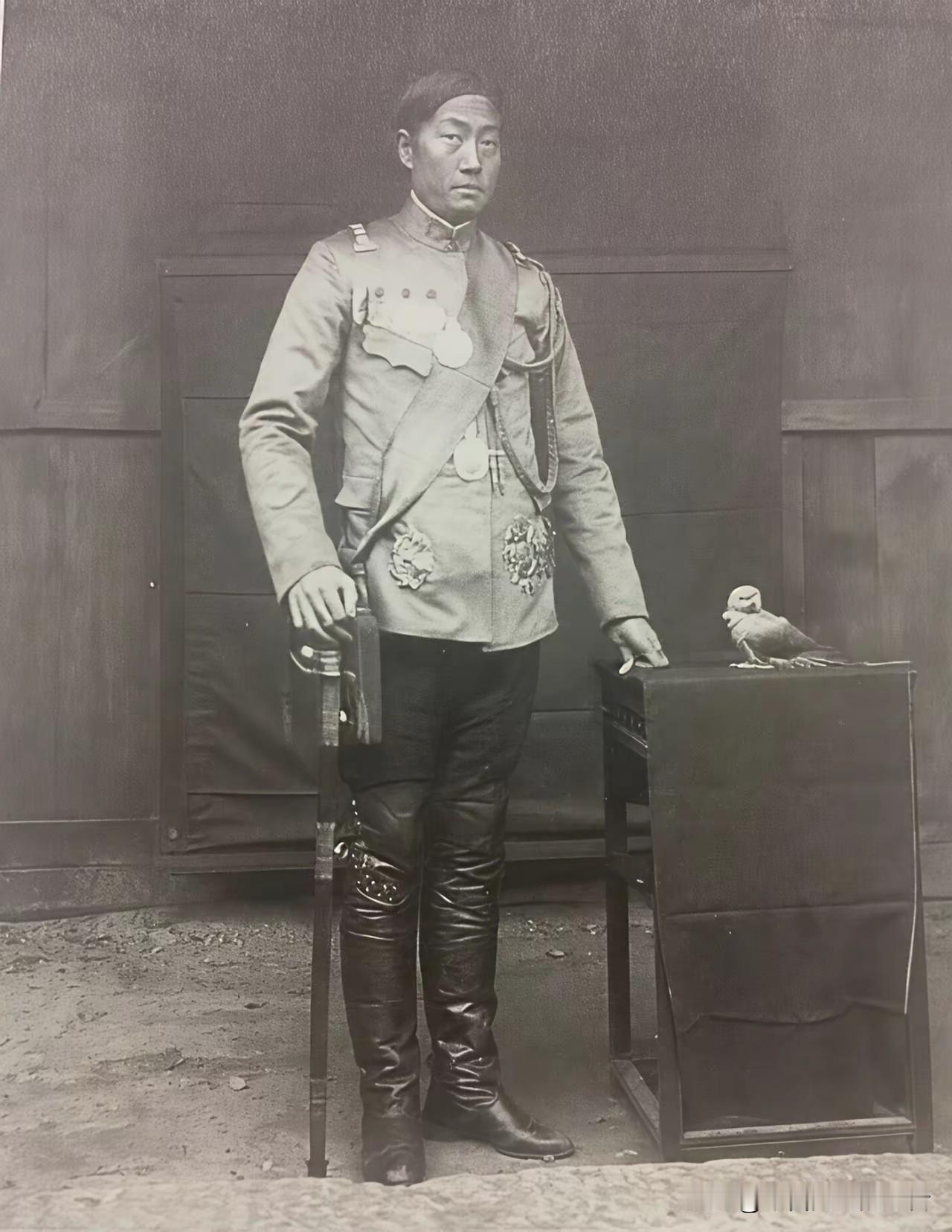 1911年12月22日，成都皇城明远楼下，人头攒动。寒风中，一个老头被反绑着