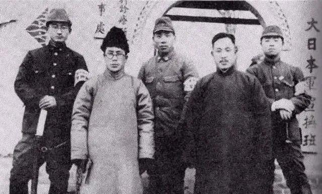 1943年，新四军团长汤景延叛变，打死3名战士后，又带着600多人投敌，有人提议