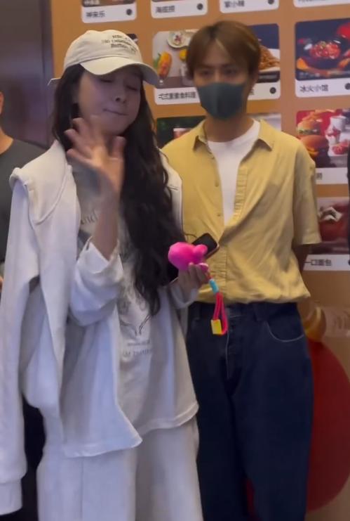 马天宇专程飞长沙为参与录制浪姐的孙怡打call。当天马天宇一身简约穿搭格外清爽。