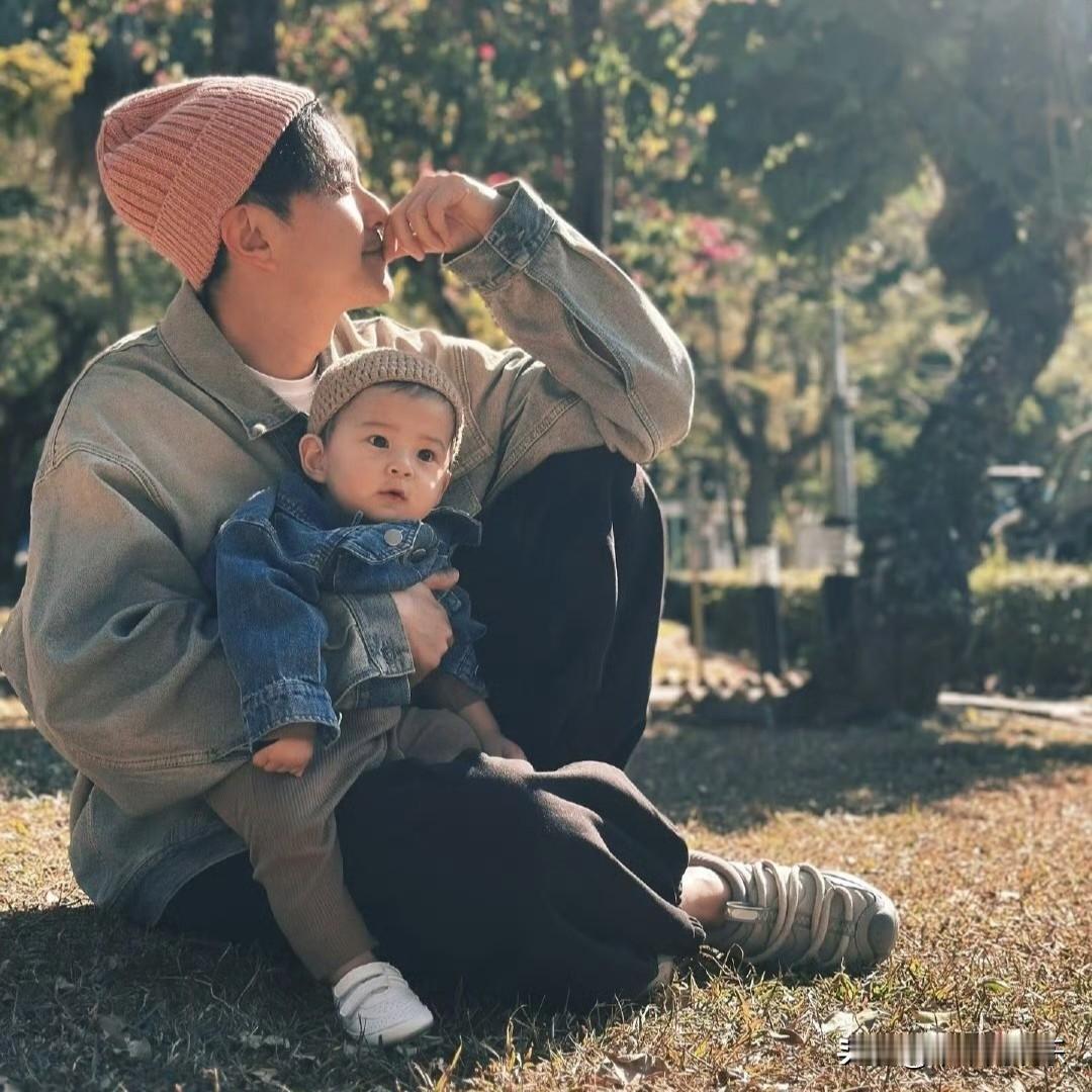 近日，黄翠如和萧正楠儿子的正面照终于公开，瞬间引发网友热议。照片里，小宝贝“萧哈