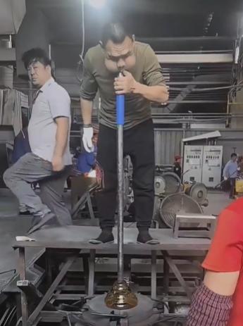 广东一男子吹玻璃30年致腮帮变形，调侃自己是“青蛙王子”会蛤蟆功腮帮鼓胀如气