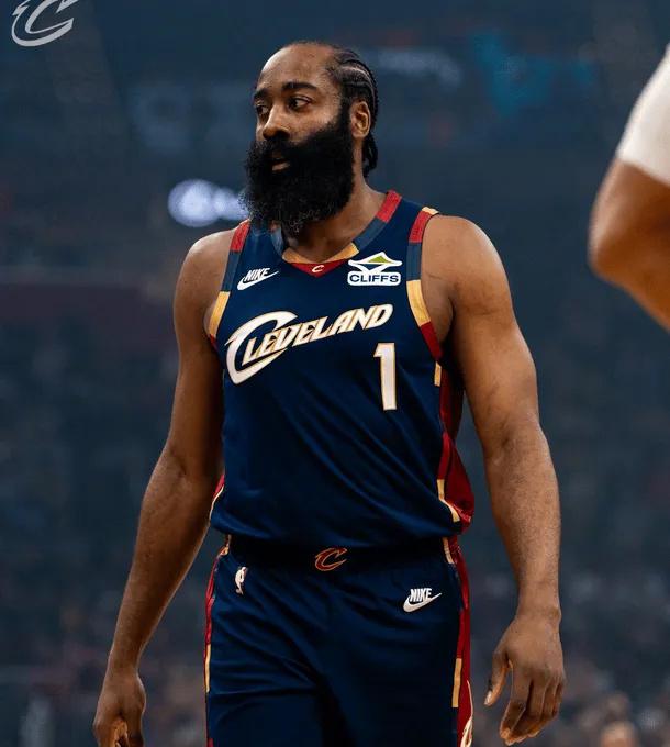 [呲牙笑]常规赛是基础，季后赛是关键，总冠军才是终极答案。[呲牙笑]随着雄鹿正式无