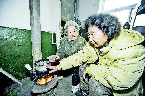 办公室老徐人很老实，干了半辈子了还是个科员，无欲无求自己很满足。他自小没了爹，