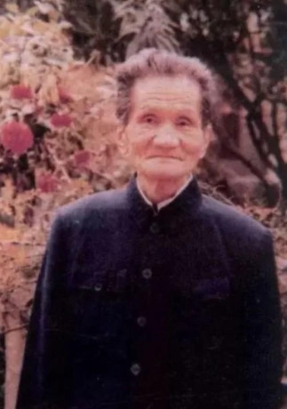 1947年冬，山东一户农家的女主人，将一些吃的递给门前的乞丐，乞丐没有接，开口的