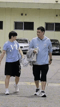 这师徒俩晃晃悠悠的就走来了，一个五分裤，一个7分裤。师徒俩手里拿着酸奶，莎莎