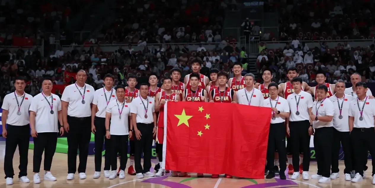 中国男篮在亚洲杯的表现令很多篮球迷包括篮球人都看到了希望，让中国男篮可能看到了另