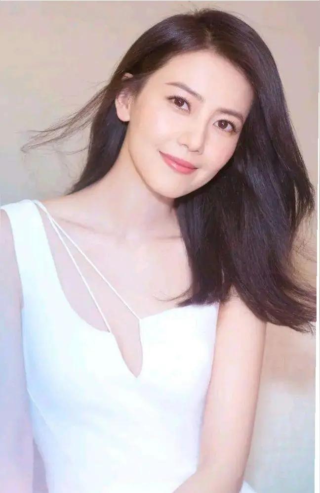为什么高圆圆一直这么好看?高圆圆确实很美，她不愧为是国民女神，端庄温婉，大气迷