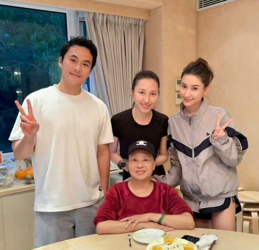 赌王三房的何猷启官宣恋情，他带女友聚会秀恩爱，两人感情很是甜蜜。何猷启是三房家的