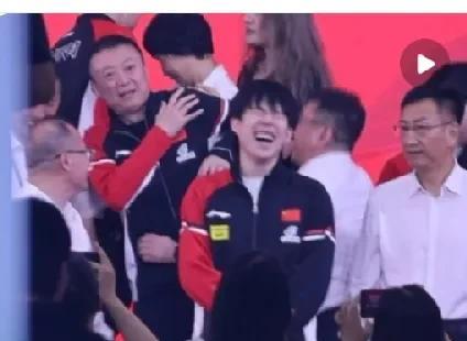 原来马林真是胳膊受伤了，所以才没参加美国大满贯，今天活动还特意把胳膊给大头看