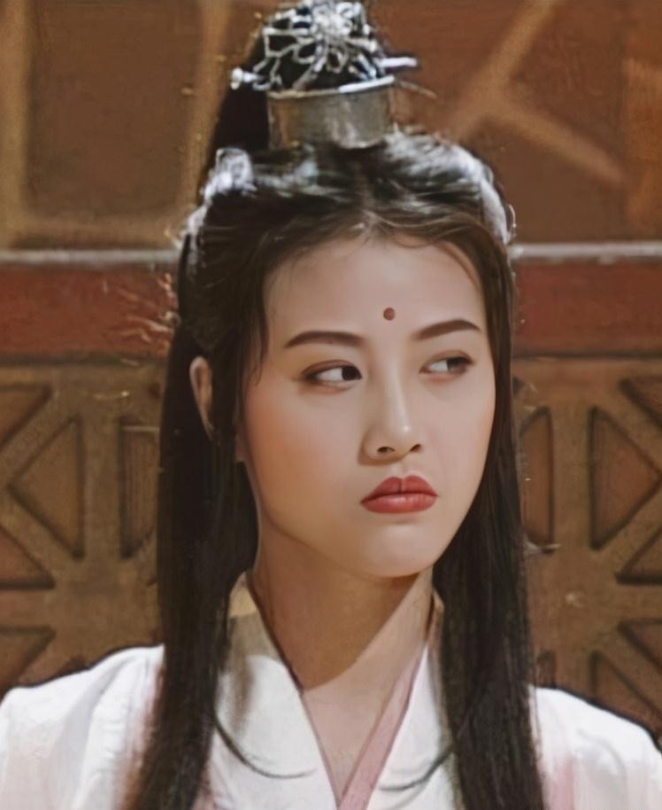 别再同情周芷若了，换你当张无忌，你也不敢娶她。灭绝师太死前，塞给她的不是武功秘