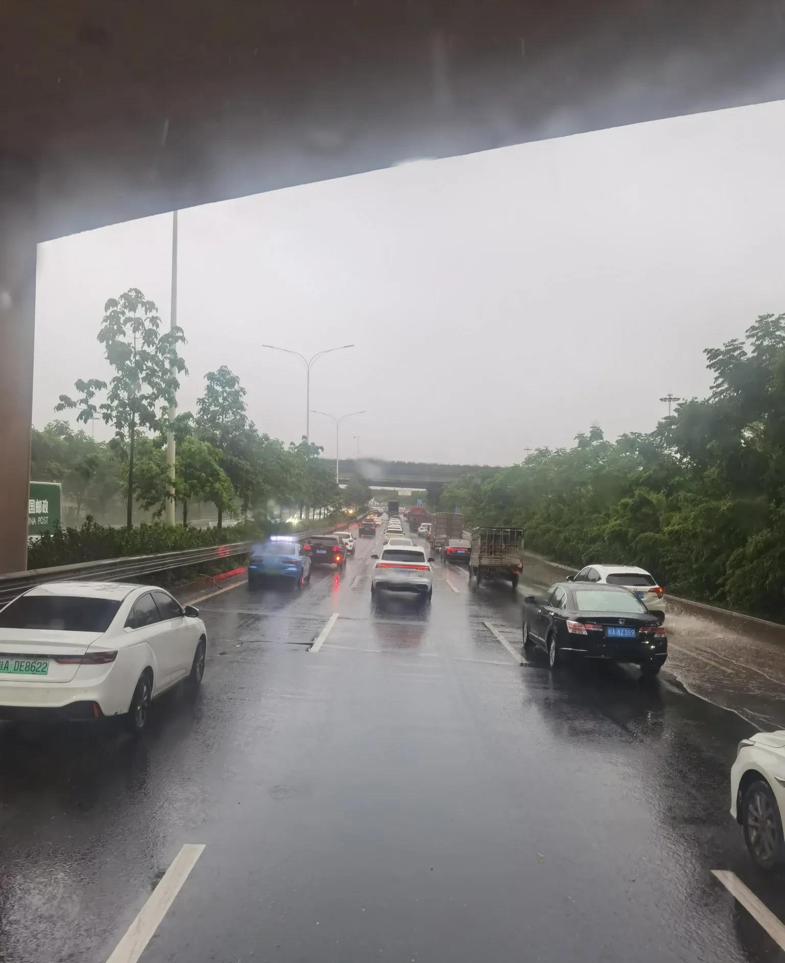 南宁那安快速路，逢节必堵，逢事故必堵。这并非危言耸听，而是无数南宁市