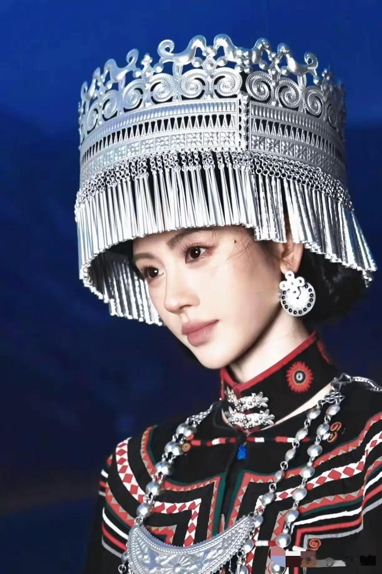 🌙在大凉山的彝族聚居区，有一个令人揪心的社会现实：不少彝族女孩刚满成年，甚至未