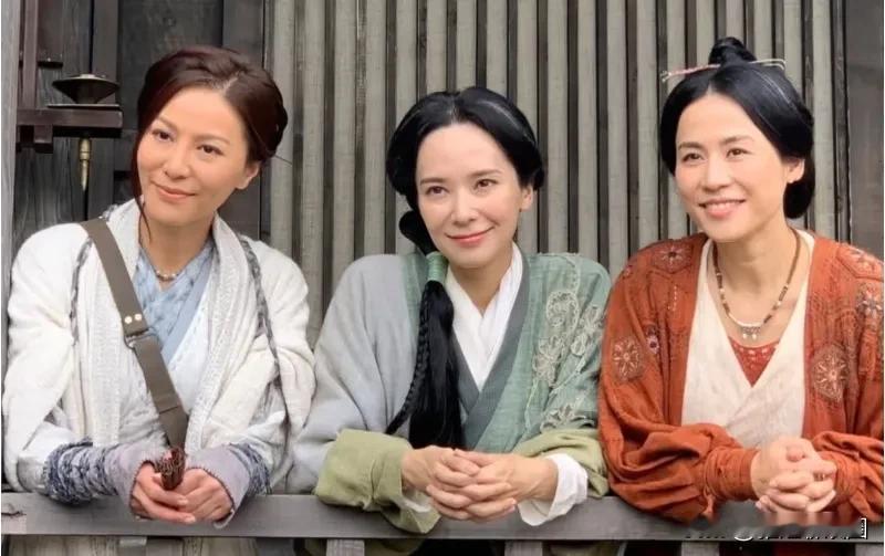 近日，腾丽名在个人社交平台晒出电影《寻秦记》三位女主合影，也真是非常难得多年后几