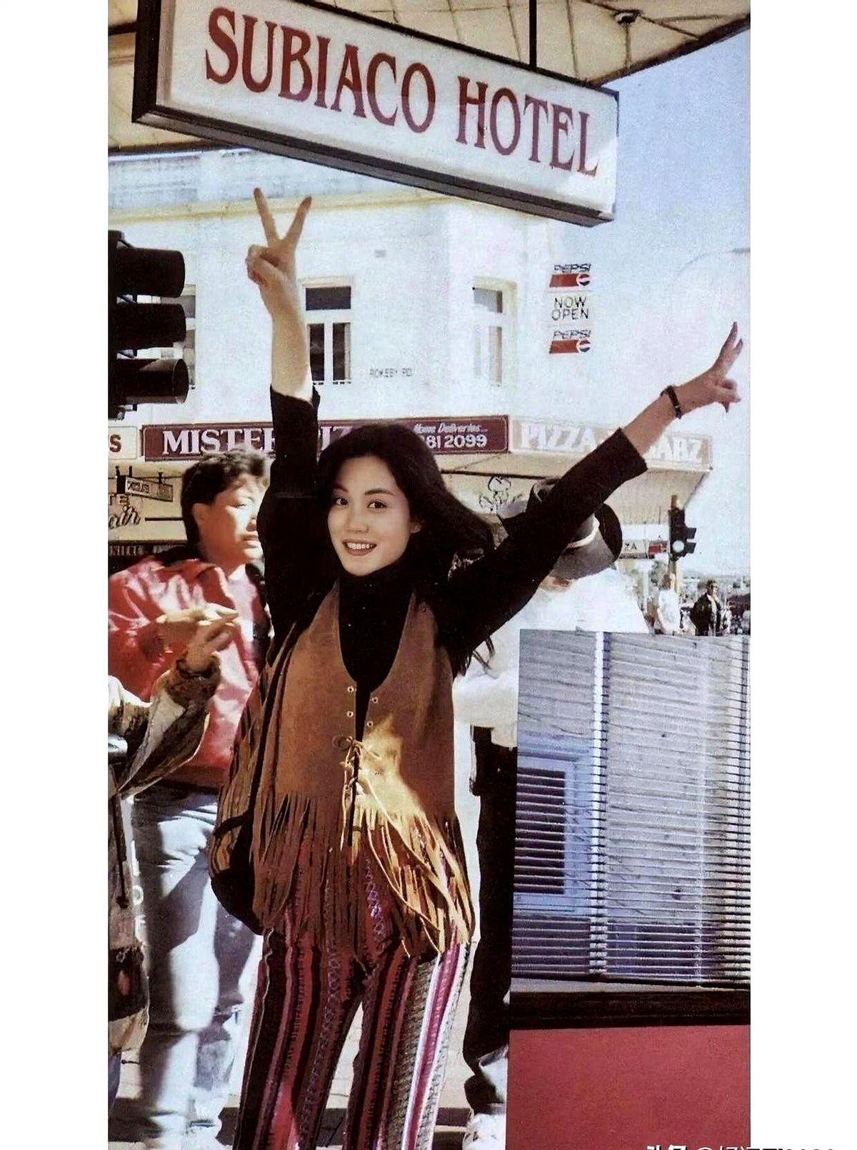 这张王菲22岁在美国的照片，看着嫩得很——哦不对，当年她还叫王靖雯呢。1992年