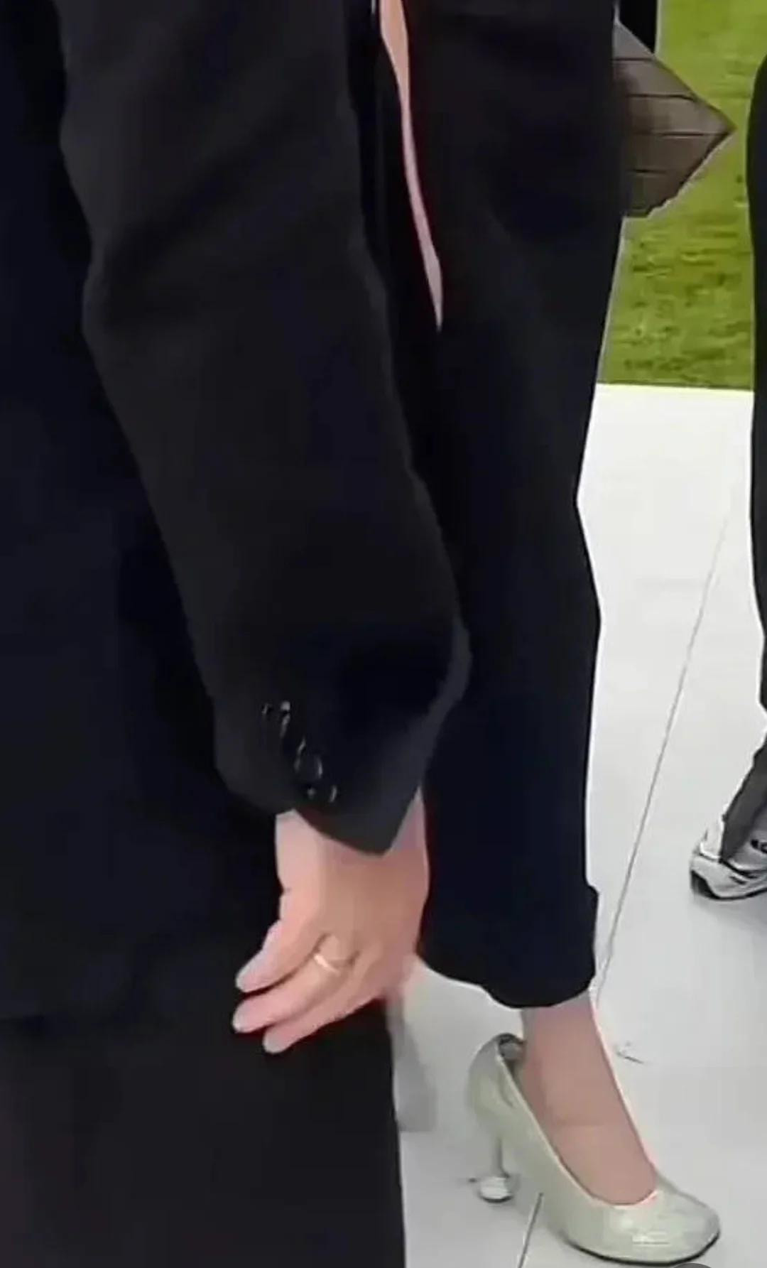 真佩服杨幂，鞋子那么大还能站的如此之稳！