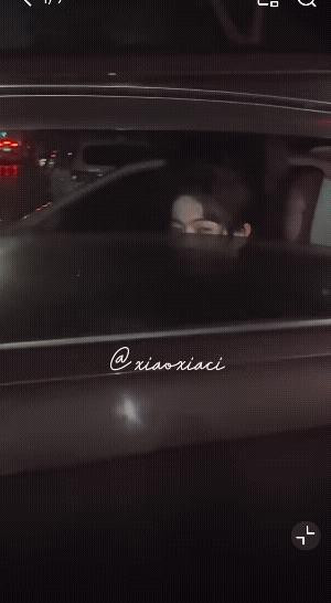 许凯密逃7收官之战下班了，粉丝站成两排，夹道欢迎许凯，许凯照例收了信！许凯确