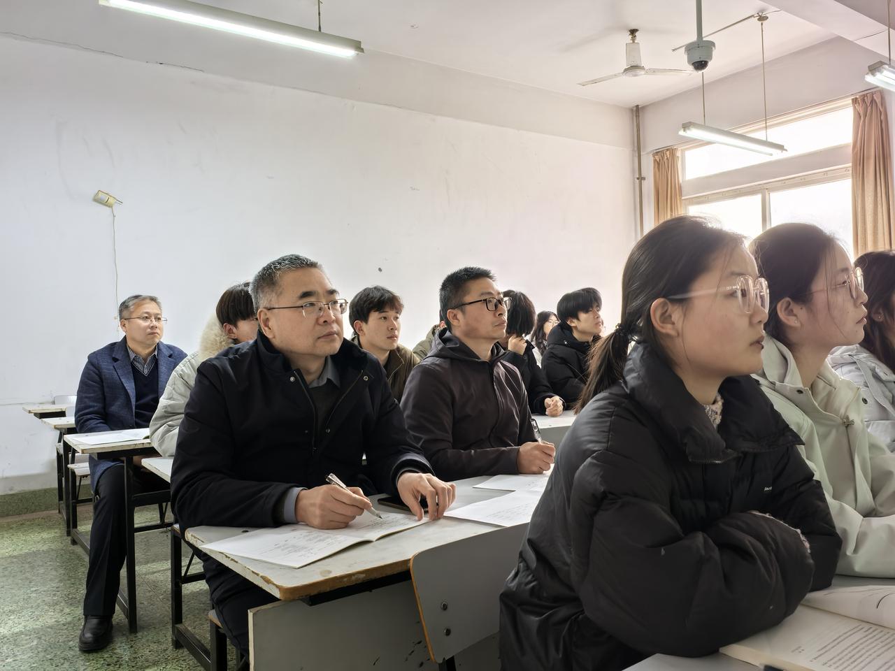 一个本地教育者的尴尬转身老周，比我大几岁。他曾经是县教研室资深的初中语文