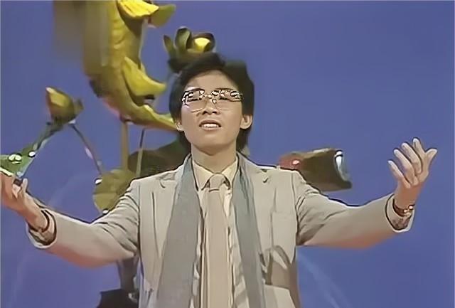 1980年，当张明敏唱完《我的中国心》后，惨遭香港媒体封杀，为了生存，他只能到电