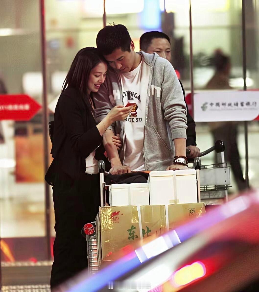 看，董璇以前这小女人模样多好呀现在她完全是一个很成熟稳重的女人了，处处在照顾别人