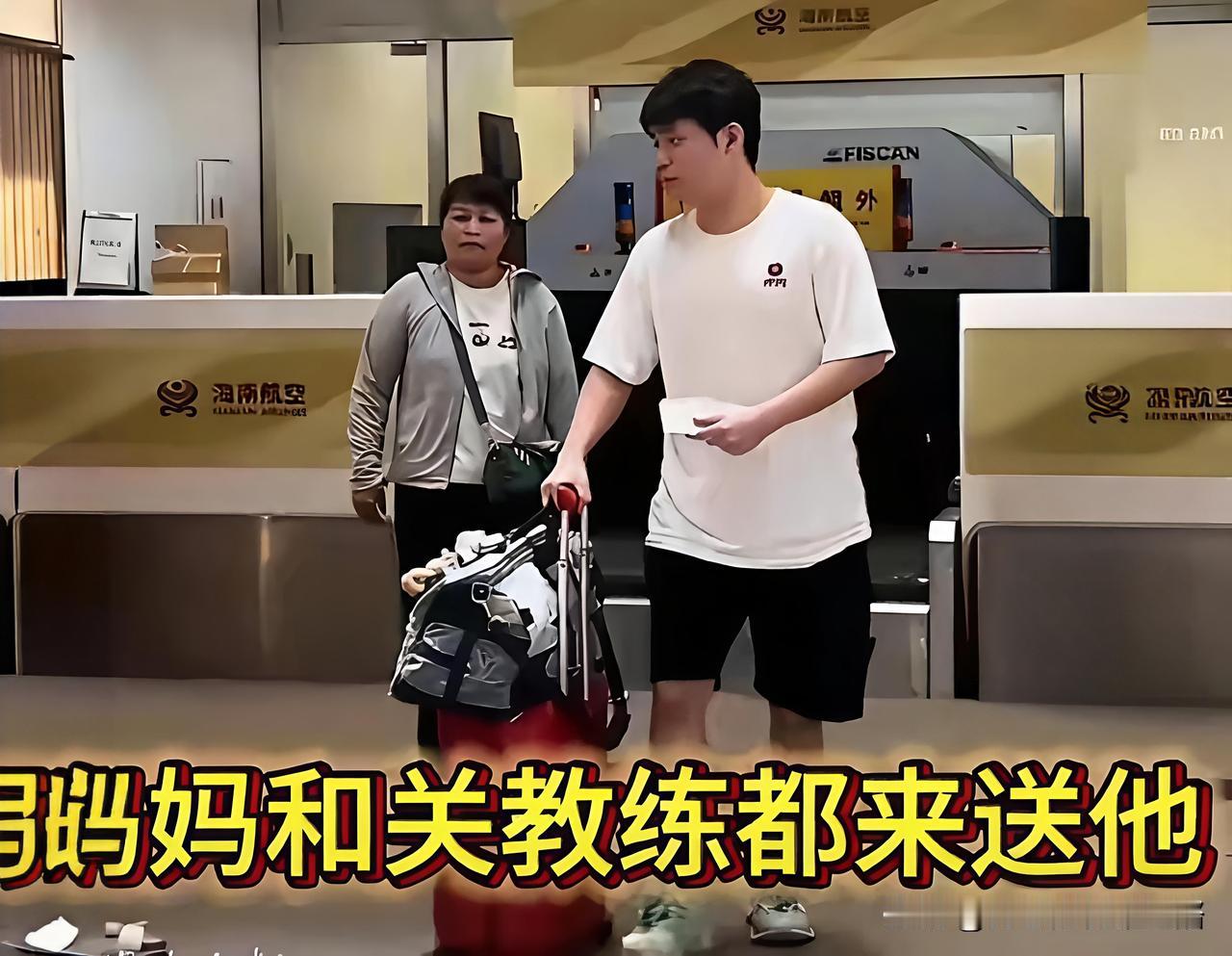 可怜天下父母心，林诗栋妈妈又来送儿子了。之前石头妈妈都很低调，很少出现在公众场