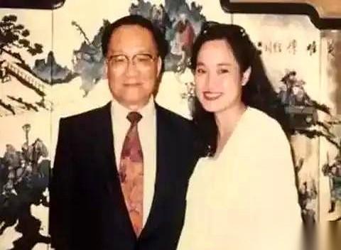 52岁的金庸，爱上了16岁的女招待。原配说：可以，但那个女的必须去做绝育。他