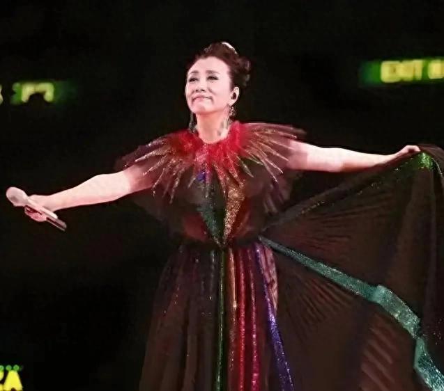 78岁阿姐汪明荃上海开唱！被骂“老不羞”却让全网跪服，这波情怀杀我直接破防！开