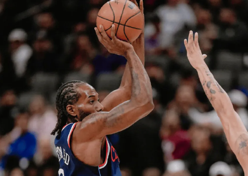 NBA季前赛，快船109-91战胜国王。赛后采访，快船主帅泰伦-卢表示，伦纳德
