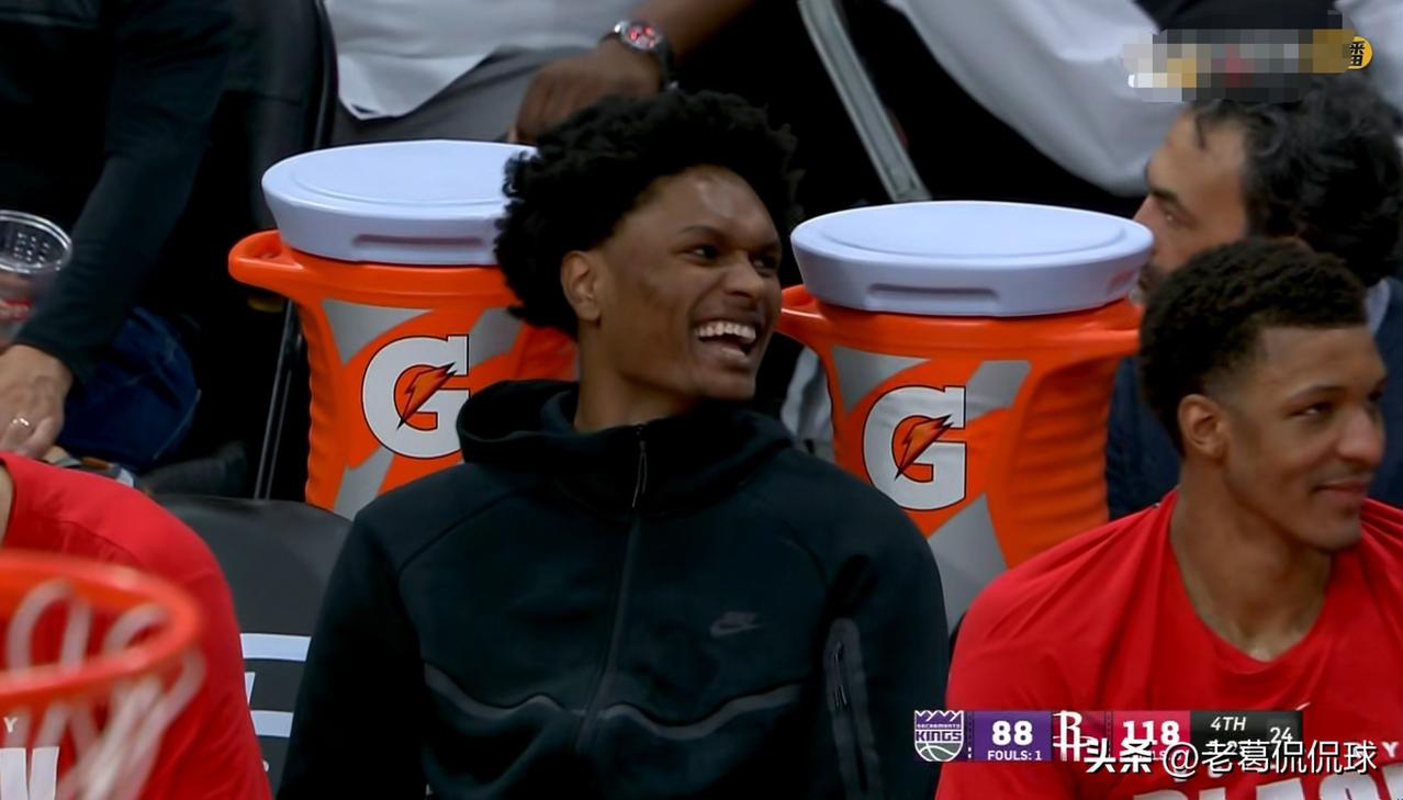 火箭球星阿门-汤普森真是丝毫不感到尴尬！在今天火箭主场迎战国王的比赛中，当时比赛