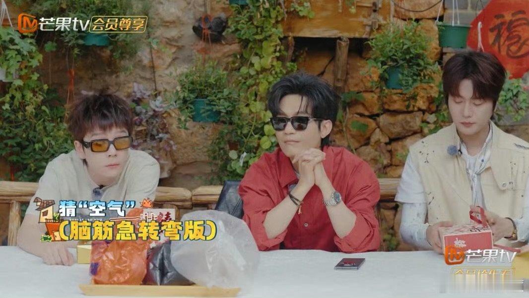 苏醒的表情演都不演了快乐老友记谁能拒绝一个表情写满“生无可恋”但又乖乖配合的苏