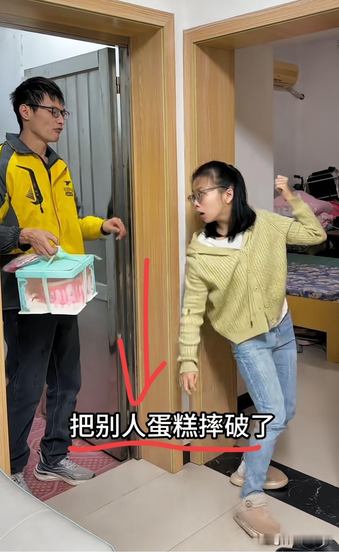 泪目了，一对残疾人夫妻，丈夫外出送外卖回家后一脸不开心，妻子询问怎么了，男子说：