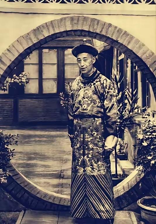 1926年，齐白石在北京刚买了一座四合院，正缺一个守门的，前清老太监找上门，说：