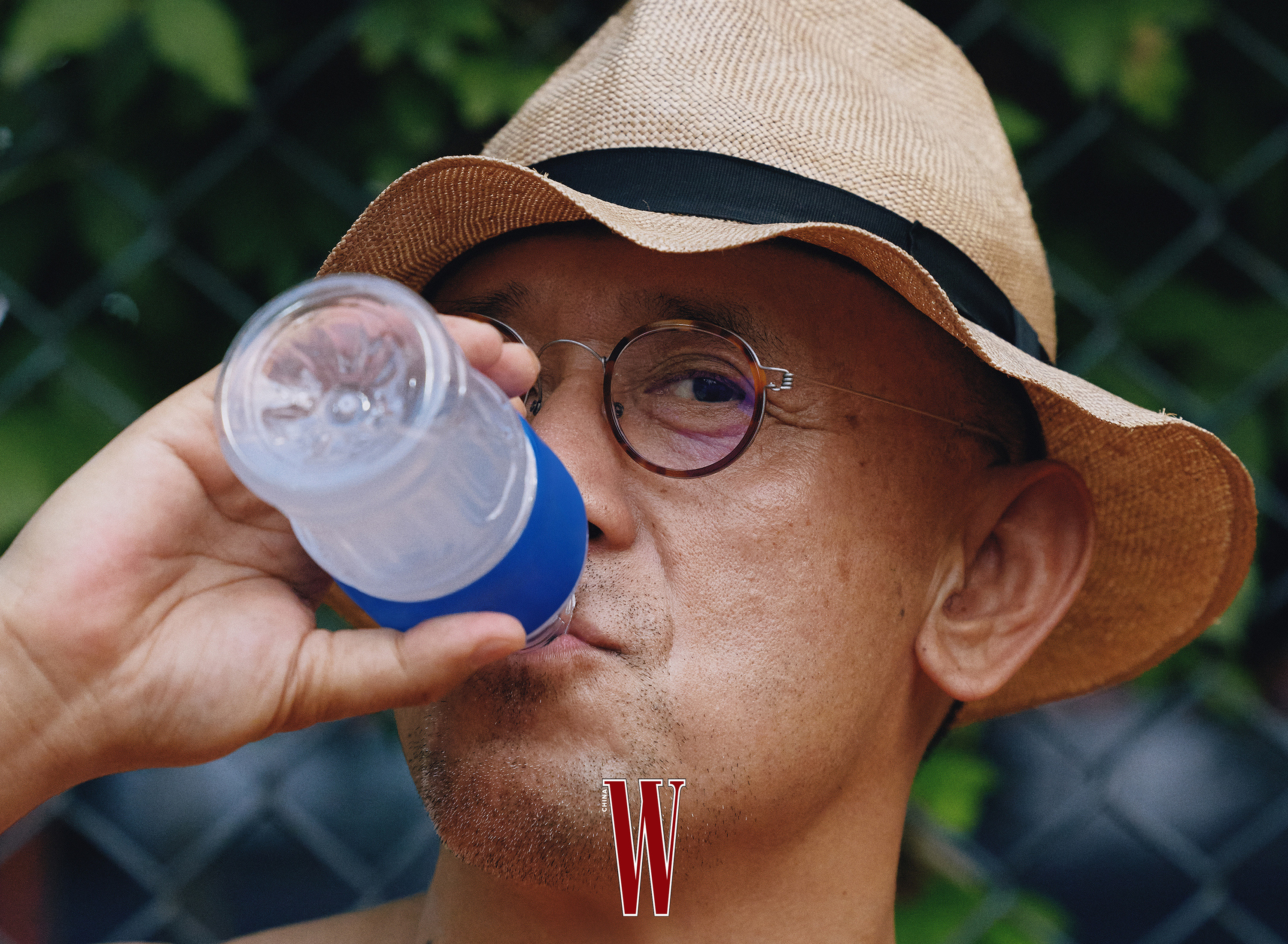 穿拖鞋拍W封面，随性不羁，尽显“姜文式”态度。这次，他又将以怎样的方式，为我们带