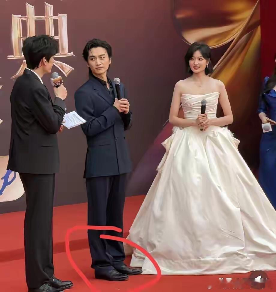 现在最后悔的人，估计就是陈晓了吧，后悔的都拍大腿了，在年度盛典活动上，没有穿内增