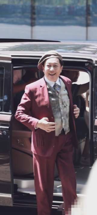 唐国强老师这穿搭是什么风格？哈哈哈，这是英伦贵族老爷风格？可爱！