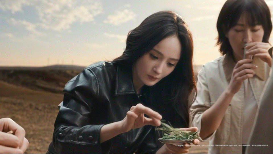 杨幂时髦女王闪现时髦女王杨幂氛围感登场🚗全世界最适合穿皮衣的人出现了!!!酷飒