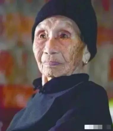 1941年，14岁的黄有良被10多个鬼子扒光衣服乱摸。她拼命反抗，惹得鬼子大怒，