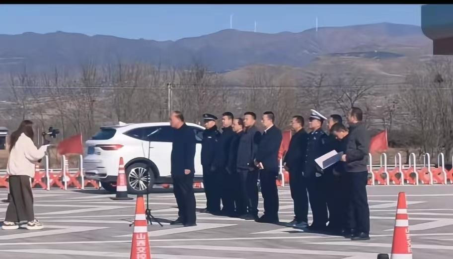 真是特大好消息啊，国道108收费站开业了，看这个收费站建的多气派，多漂亮啊！应该