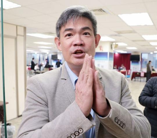 4月郑丽文访问大陆引发关注，随访名单中连胜武成为亮点。他是连战次子，此前长期在金