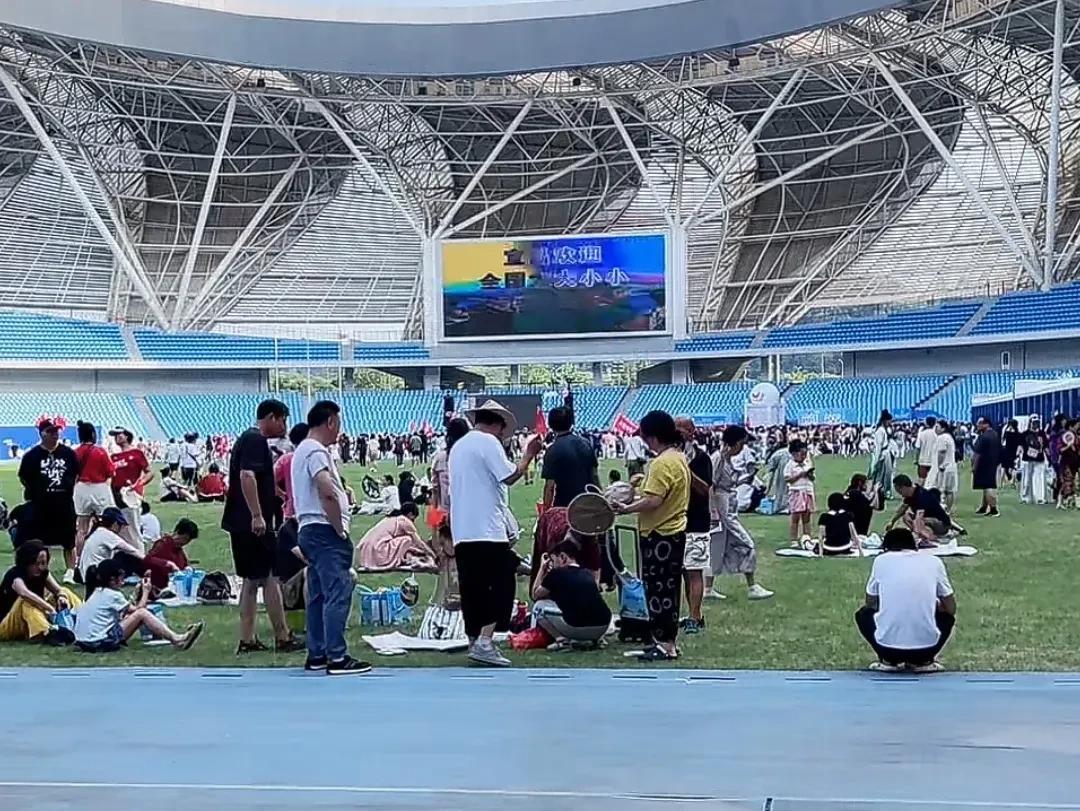 这是宜昌演唱会场外的实际现场，现在哦就是现在，看清楚了稀稀疏疏没有多少人，宜昌的