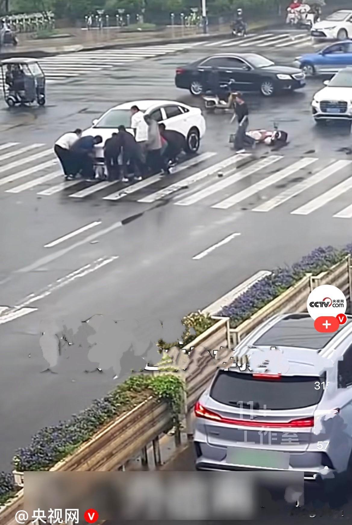 近日江苏泗阳，一交通路口发生惊险一幕，现在想起来都让人揪心……事发