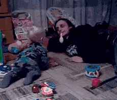 搞笑gif: 手机有我好玩吗, 麻烦你看看我啊