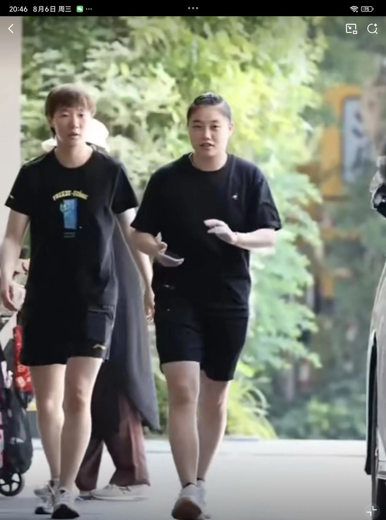 08月06日，王曼昱和徐奕外出找吃的，看着王曼昱双手背在后面，像个老干部一样巡查