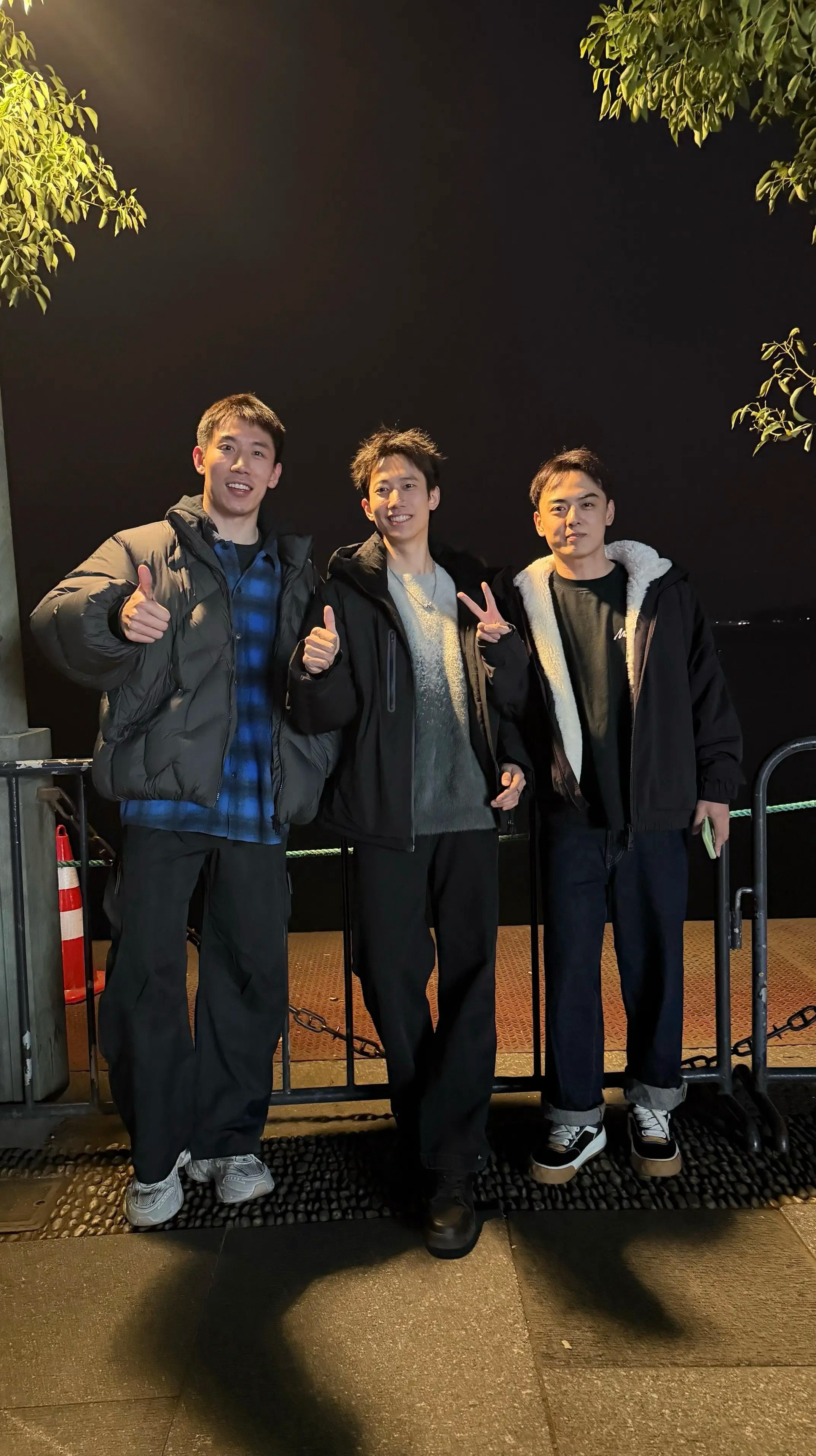 梁俨苧：来一次杭州之旅惬意的夜游西湖温瑞博评论:现在是有点太帅了吧