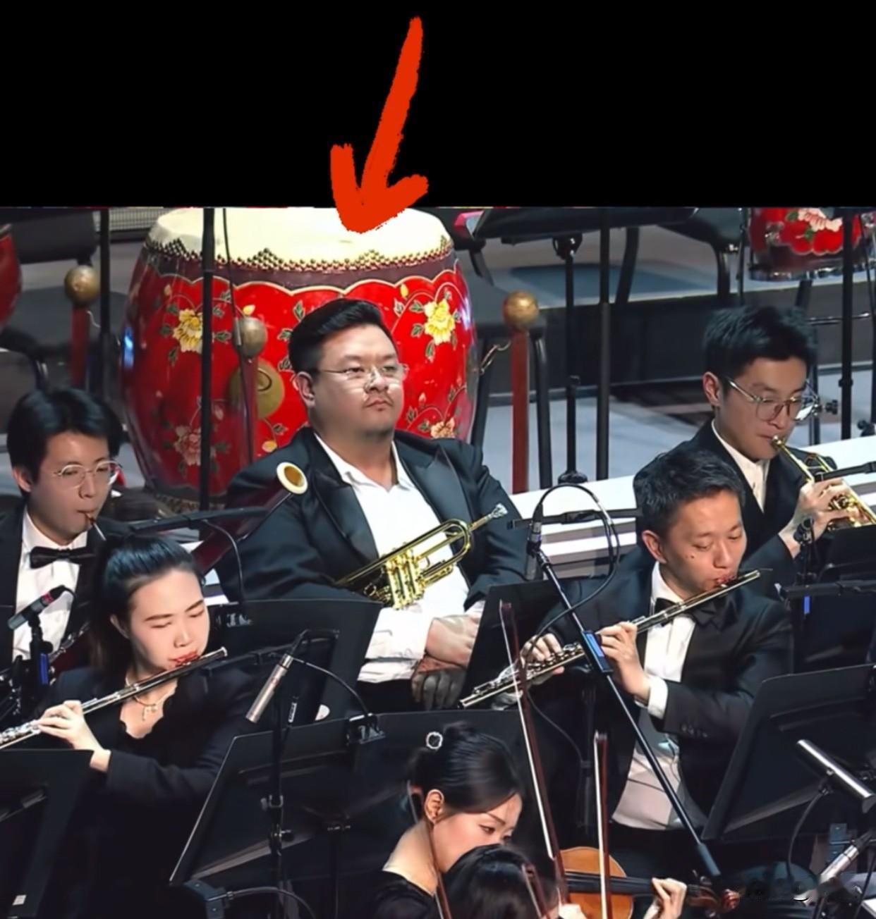 西安交响乐团的网速也太快了刷到有网友在蛐蛐这位乐手摸鱼立马发视频澄清